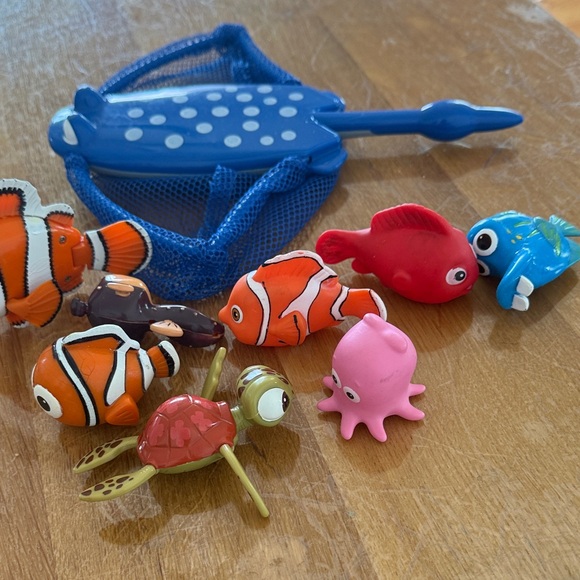 SwimWays Disney Finding Dory Mr. Ray's Dive and Catch Game - Picture 3 of 6